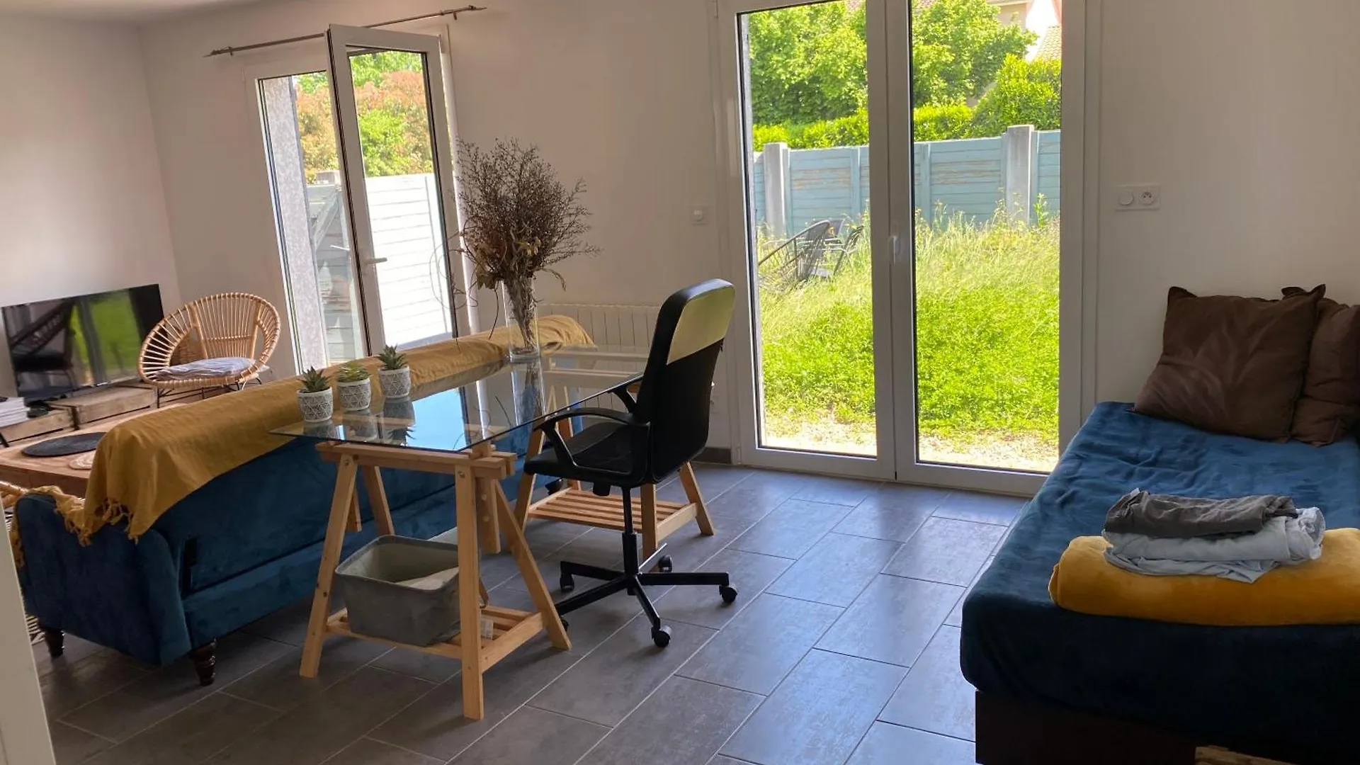 Maison Moderne Prox Lyon Pkg Pv Les Cheres 0*,  France